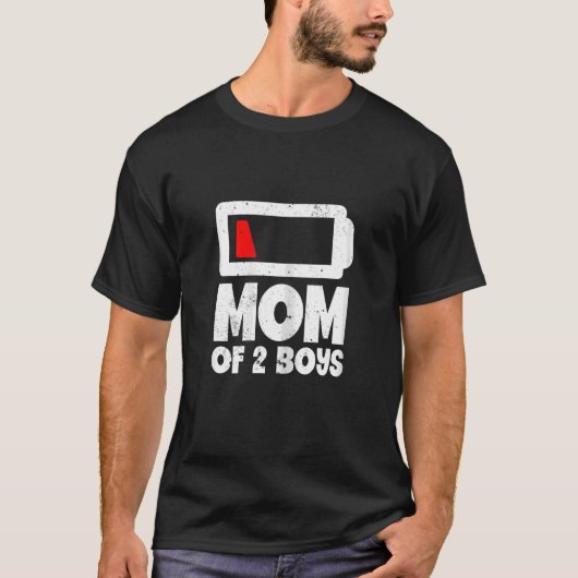 女性ママの2人の男の子の電池低い母親の日 Tシャツ (正面)