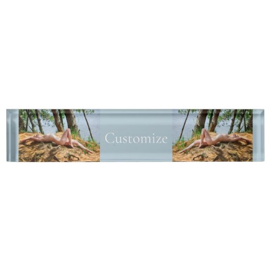 女性モデル日光浴サンダー_コーブ デスクネームプレート (正面)