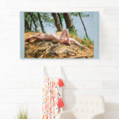 女性モデル日光浴サンダー_コーブ 横断幕 (インサイチュ)