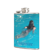 女性モデル サンダ―コーブで泳ぐ フラスク (左)