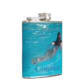 女性モデル サンダ―コーブで泳ぐ フラスク (右)