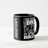 女性ライダおもしろいー私は自分の自転車のギフトに乗っていない マグカップ (正面右)