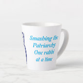 女性ラビが50年の壁を打ち破る カフェラテマグ (右アングル)