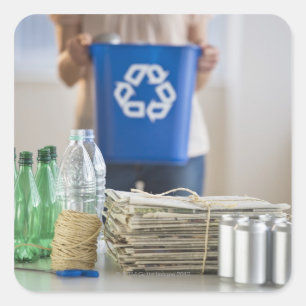 女性リサイクルのプラスチックボトル、缶と スクエアシール