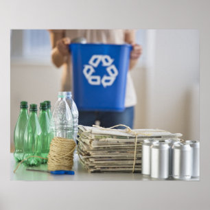 女性リサイクルのプラスチックボトル、缶と ポスター