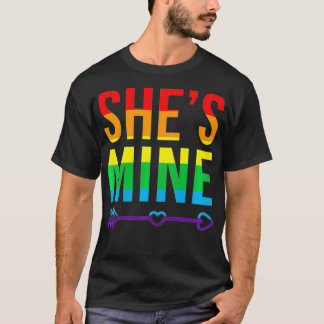 女性レズビアンパートナーマッチング衣装She's Mine Tシャツ