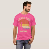 女性写真家カメラフォーカスを外さないフォトグラファー Tシャツ (正面フル)