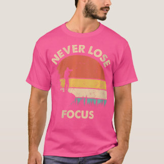 女性写真家カメラフォーカスを外さないフォトグラファー Tシャツ