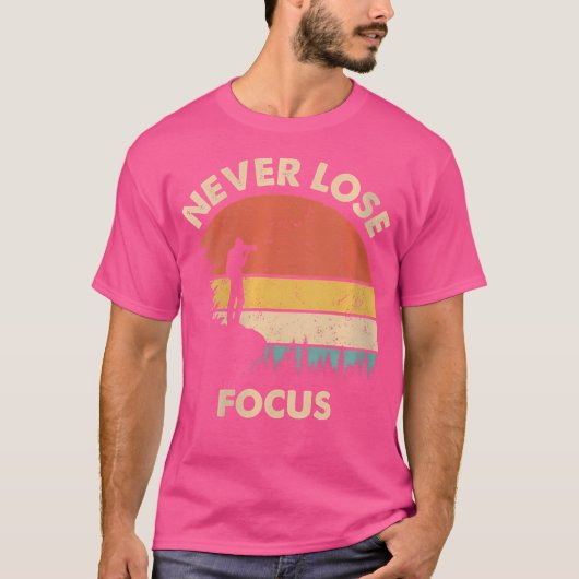 女性写真家カメラフォーカスを外さないフォトグラファー Tシャツ (正面)