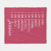 女性前向きピンクのパーソナライズされた肯定 フリースブランケット (正面(横))