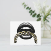 女性口唇と金ゴールドチェーンアートイラストレーション ポストカード (スタンド正面)