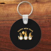 女性向けニューイヤー2026年 グノームTシャツ, キーホルダー (正面)