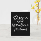 女性向けユーモアのある政治的引用ジョーク 共和党員と離婚 カード (黄色い花)