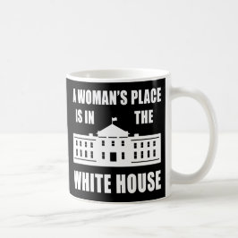 "女性場所は白い家にあります"の コーヒーマグカップ