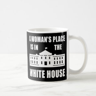 "女性場所は白い家にあります"の コーヒーマグカップ
