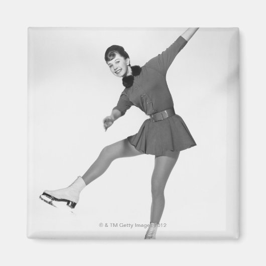 女性姿スケートで滑る マグネット (正面)