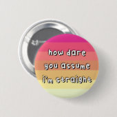 女性性プライド- "How Dare You Assume" - LGBT 缶バッジ (正面&裏面)