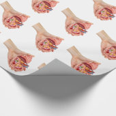 女性手は人間の腎臓のモデルを握ります ラッピングペーパー (角)