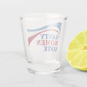 女性扱いにくはアメリカのフェミニスト政治に投票 ショットグラス (裏面)