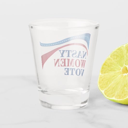 女性扱いにくはアメリカのフェミニスト政治に投票 ショットグラス (裏面)