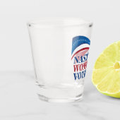 女性扱いにくはアメリカのフェミニスト政治に投票 ショットグラス (左)