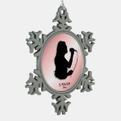 女性歌手のピンクの個人名および日付 スノーフレークピューターオーナメント (左)