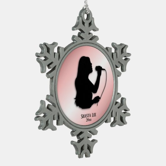 女性歌手のピンクの個人名および日付 スノーフレークピューターオーナメント (左)