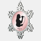 女性歌手のピンクの個人名および日付 スノーフレークピューターオーナメント (右)