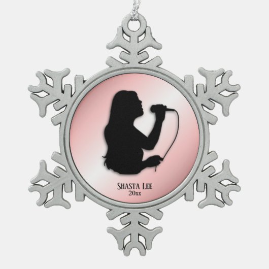 女性歌手のピンクの個人名および日付 スノーフレークピューターオーナメント (正面)