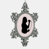 女性歌手のピンク スノーフレークピューターオーナメント (左)