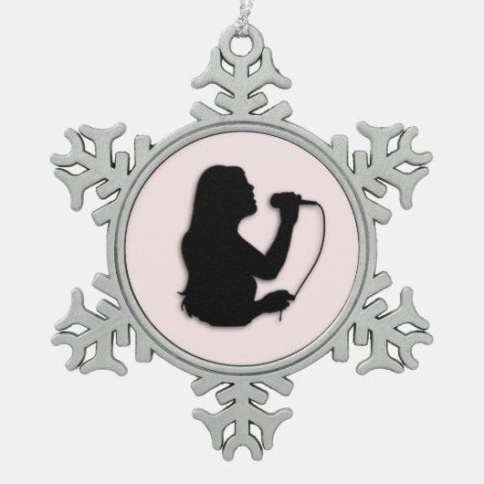 女性歌手のピンク スノーフレークピューターオーナメント (正面)