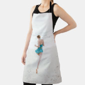 女性歩くオンショアニアビーチ エプロン (インサイチュ)