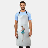 女性歩くオンショアニアビーチ エプロン (着用した状態)