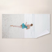 女性歩くオンショアニアビーチ バスタオル (バスタオル)