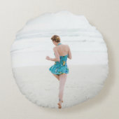 女性歩くオンショアニアビーチ ラウンドクッション (裏面)