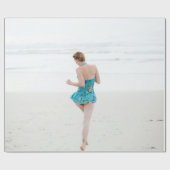 女性歩くオンショアニアビーチ ラッピングペーパー (フラット)