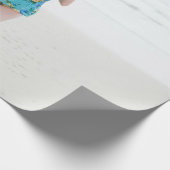 女性歩くオンショアニアビーチ ラッピングペーパー (角)