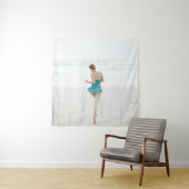 女性歩くオンショア近くのビーチ タペストリー (インサイチュ)