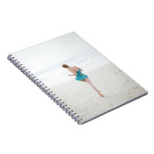 女性歩くオンショア近くのビーチ ノートブック (右側)