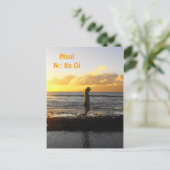 女性歩くオンビーチアットサンセットインマウイ ポストカード (スタンド正面)