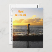 女性歩くオンビーチアットサンセットインマウイ ポストカード (正面/裏面)