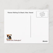 女性歩くオンビーチアットサンセットインマウイ ポストカード (裏面)