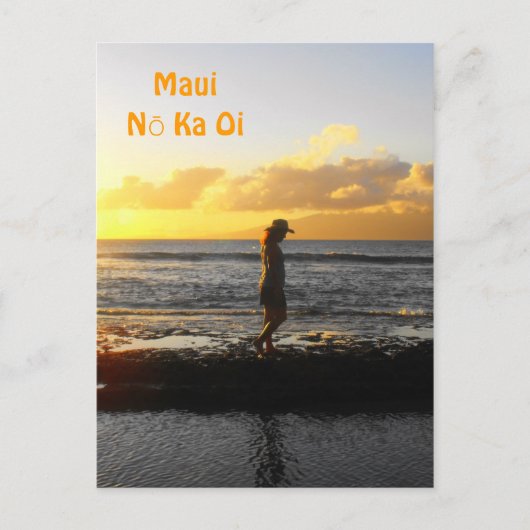 女性歩くオンビーチアットサンセットインマウイ ポストカード (正面)
