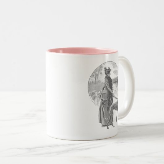 女性歩くグレイハウンド犬のヴィンテージ ツートーンマグカップ (正面右)