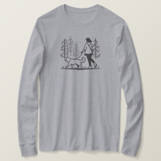 女性歩く彼女の犬を通って木 – 長袖 Tシャツ