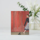 女性歩く遠くにハイヒールシューズ ポストカード (スタンド正面)