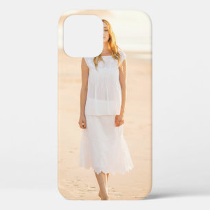女性歩く iPhone 12ケース