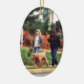 女性歩くA犬 セラミックオーナメント (左)