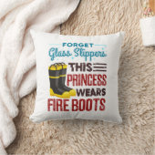 女性消防士このプリンセスはブーツを着用 クッション (ブランケット)
