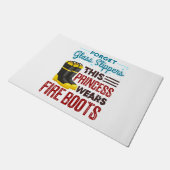 女性消防士このプリンセスはブーツを着用 ドアマット (アングル)